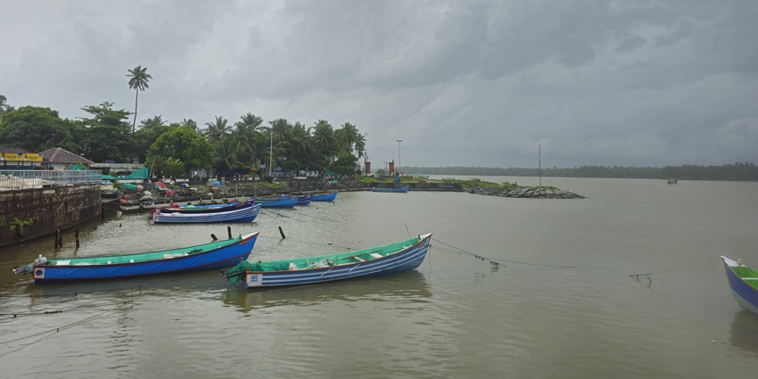 Beypore Beach has a port where fishermen can be spotted by the visitors.