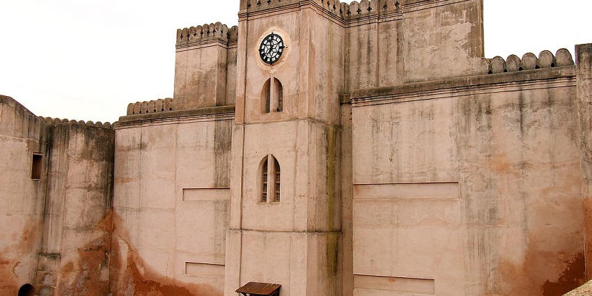 A frontal view of a fort in Ahmedabad with traditional architecture and sand-coloured exteriors