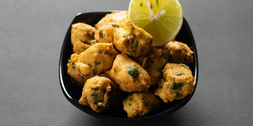 Delicious Bhajiya served with its best combination, tangy green chutney and chillies.