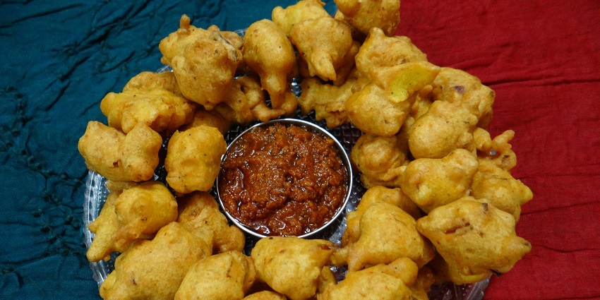 The crispy golden Bhajiyas served with spicy chutney, perfect for a monsoon snack.