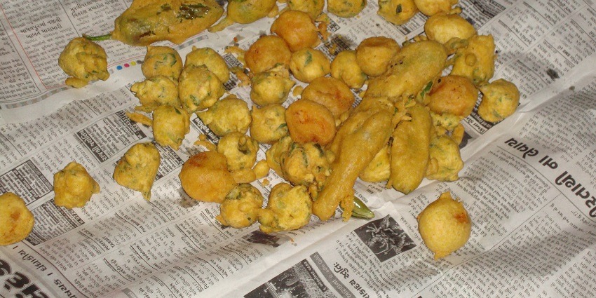 A view of assorted Bhajjiya, a deep-fried snack, usually enjoyed with tea.