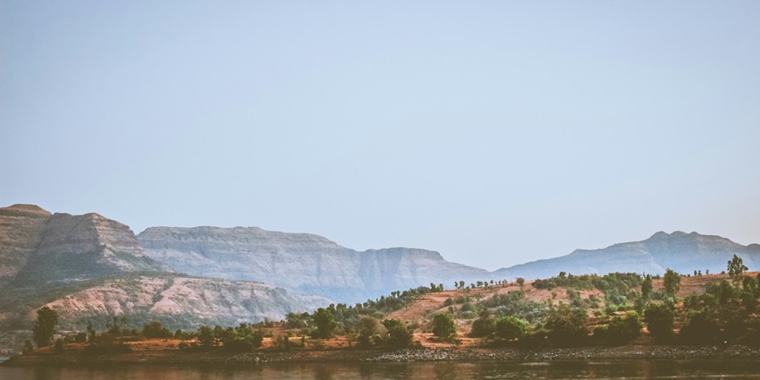 Bhandardara, is among the best tourist attractions featuring lakes and Mount Kalsubai.