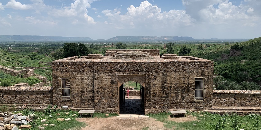 Bhangarh Fort is a famous tourist attraction near Sariska National Park known for its ruins and intriguing legends.