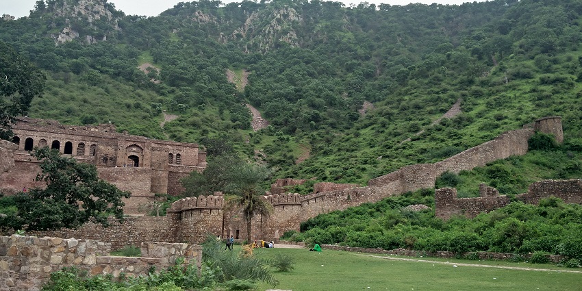 The expansive view of the cursed Bhangarh Fort, with an eerie and horror ambience.
