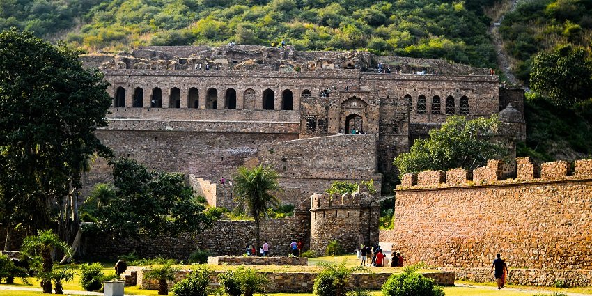 Bhangarh Fort features the eerie legends, 17th-century ruins, and majestic palaces.