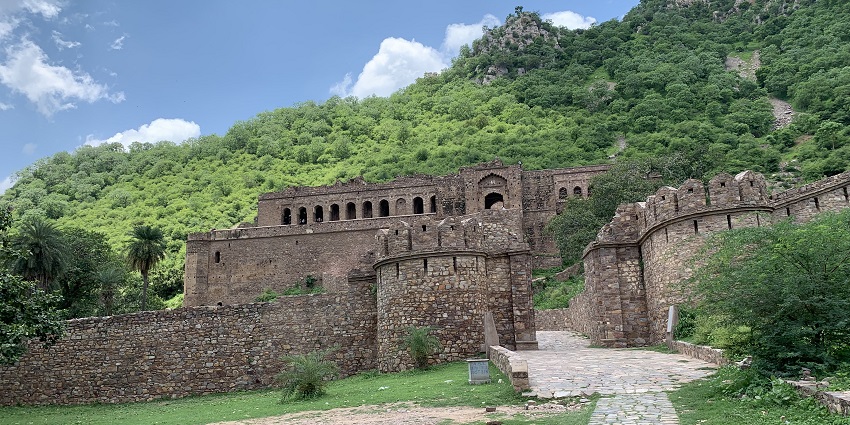 One of the best Alwar Forts, Bhangarh Fort features ruins of palaces, temples in Aravalli Hills.