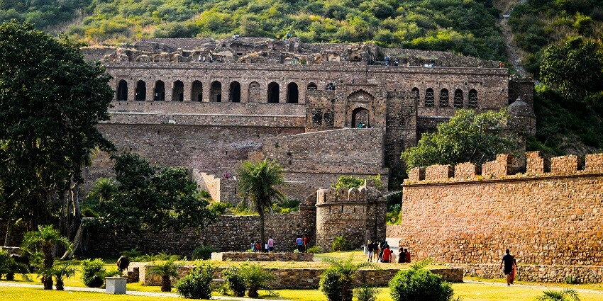 Bhangarh Fort is among the famous haunted places in Udaipur, famed for its eerie curses.