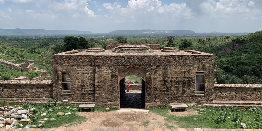 The historic Bhangarh Fort - one of the places to visit near Jaipur within 200 km.