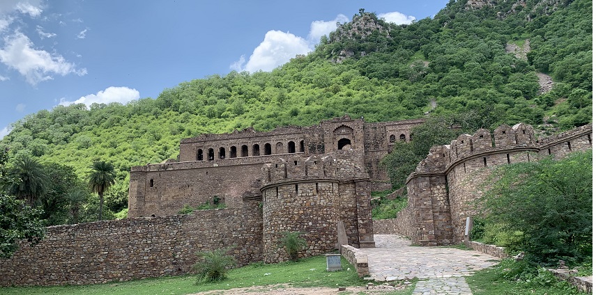 The Bhangarh Fort in Alwar is a popular attraction to explore near Hill Fort Kesroli.