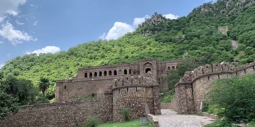 The distant view of the Bhangarh attraction makes it a must-visit place near Tijara Fort.