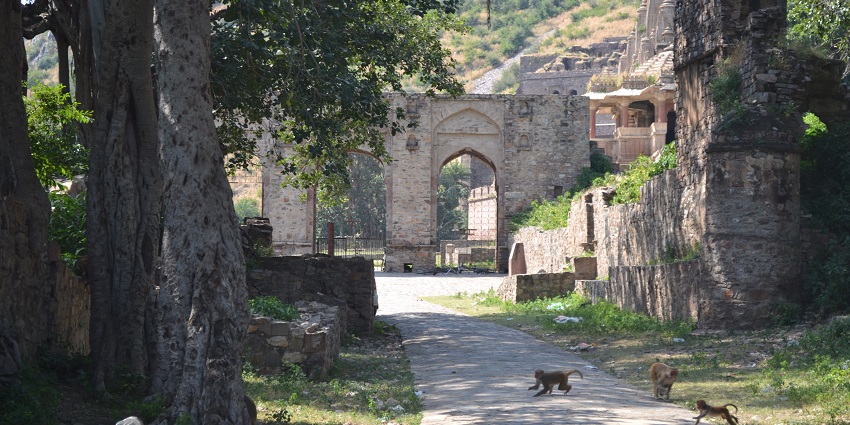 Bhangarh Fort is known for Haunting legends that create a mysterious atmosphere.