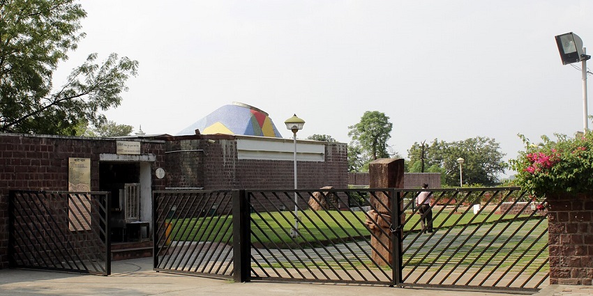Image of Bharat Bhavan Bhopal Main Gate from outside - a quiet and artistic vibe