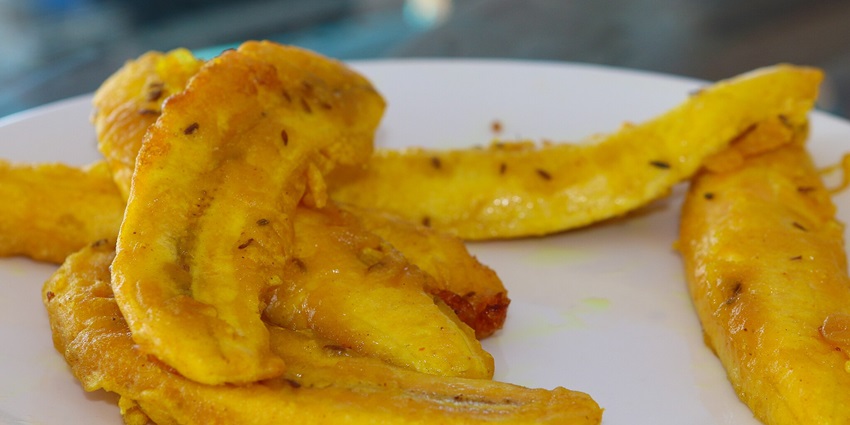 Bharat Hotel serves the authentic Pazham Pori, the best food in Thrissur you must have.