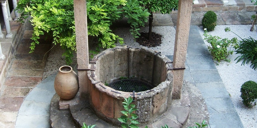 Image of the Bharat Koop well, an attraction that offers an immersive experience intro Chitrakoot's heritage