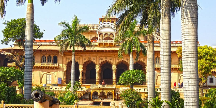 An expansive view of the Bharatpur Palace and Museum and its gardens during the day.
