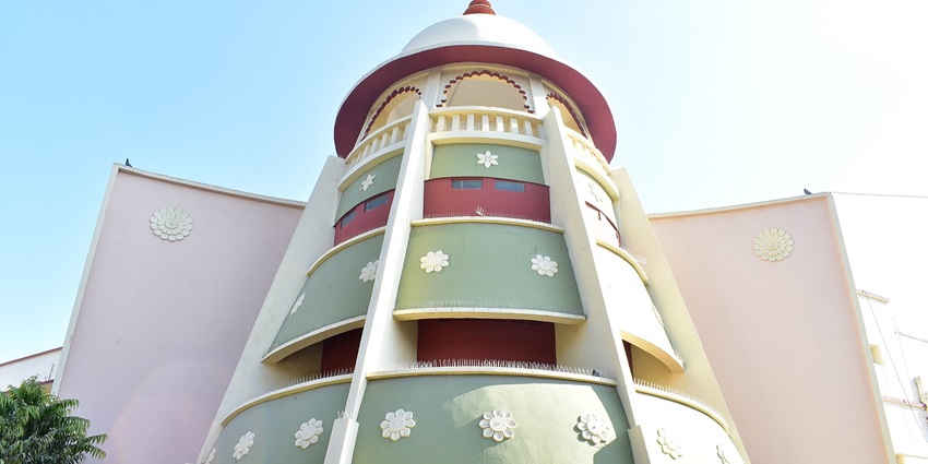 Explore the vibrant main building of Bharathiya Lok Kala Mandal, Udaipur, Rajasthan.
