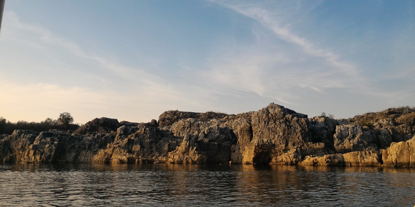 A scenic view of the Bhedaghat, one of the most picturesque places to visit near Madhya Pradesh