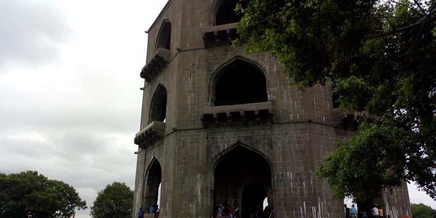 Bhishtbag Mahal, with Indo-Islamic architecture and tranquil gardens, reflects heritage.