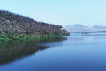 An image of tranquil Siliserh Lake offering stunning views and a serene atmosphere.