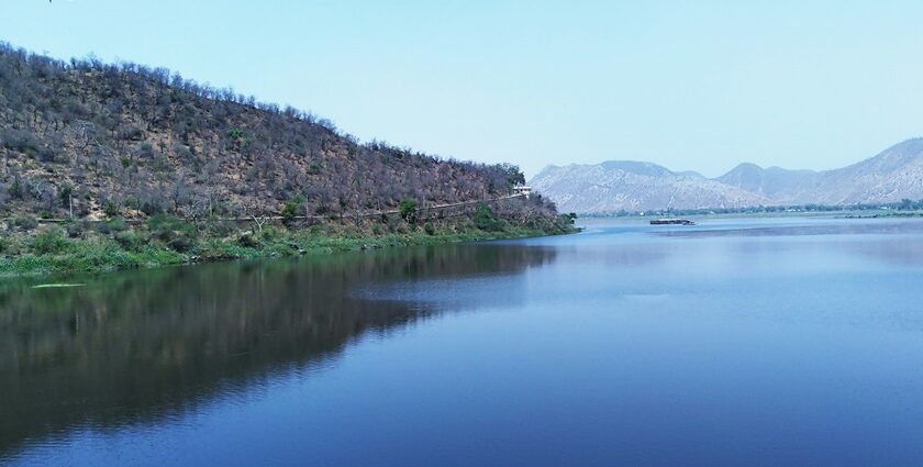 An image of tranquil Siliserh Lake offering stunning views and a serene atmosphere.