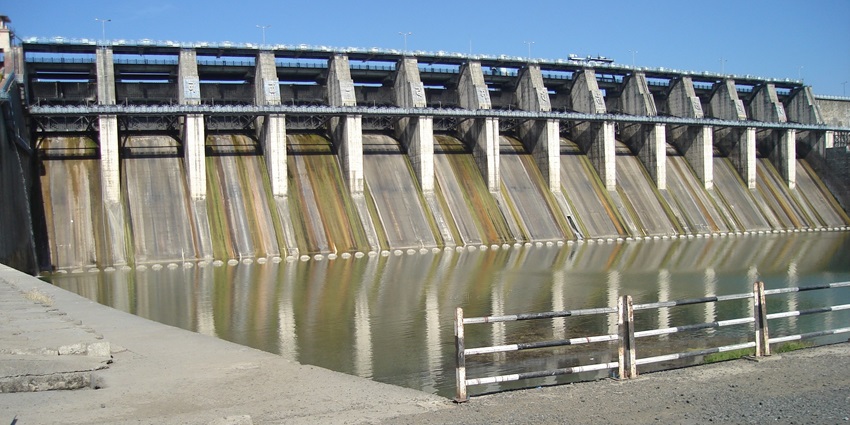 Bhoj Dam offers a place for serene views, boating, picnics, and relaxation.