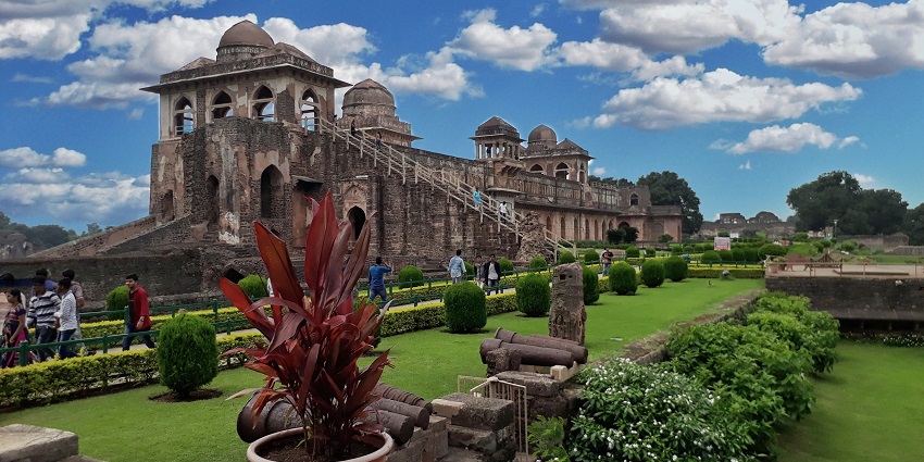 Bhopal Palace, one of the best places near Taj-ul-masjid, showcasing grand arches, intricate carvings, and regal architectural details