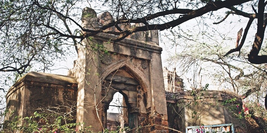Bhuli Bhatiyari Ka Mahal, one of the best haunted places in Delhi, has an eerie ambiance and chilling stories of paranormal activity.