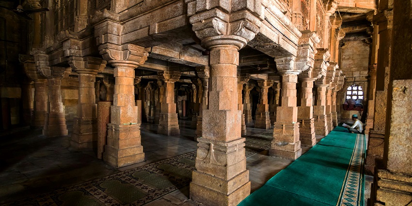 Explore tourist places in Akkalkot's Bijapur Bes for historical ruins and Indo-Islamic architecture.