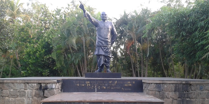 A status of the former Chief Minister of Odisha, Biju Patnaik in the Biju Patnaik park.