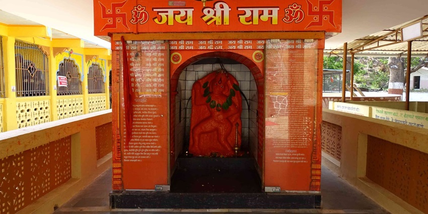 The view of Gujarat Hanuman temples and the idol of Hanuman, rendering a tranquil aura.