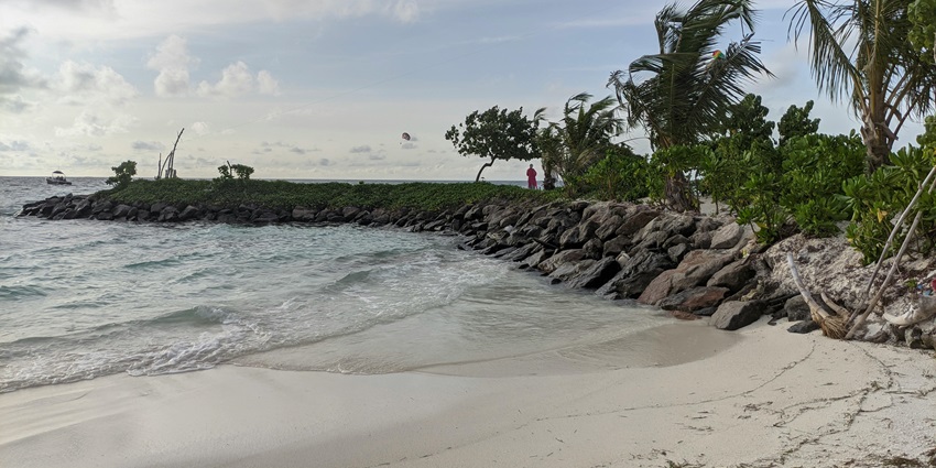 Binaga Beach is one of the beautiful beaches in Karwar that has a serene environment and clean sand