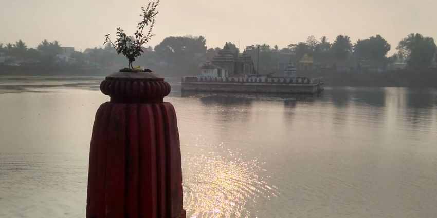 Image of Bindu Sagar Lake - Lord Lingraj Temple with all the minar temples in the compound namely