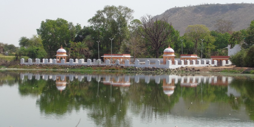 Calm Chaupda Talab with reflections of memorial structures in Narwar, Madhya Pradesh