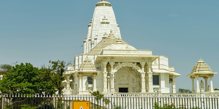 A view of the pristine white Birla Mandir, one of the top places to visit near Hawa Mahal.
