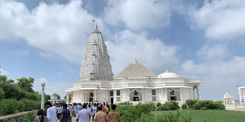 Birla Mandir vibrant with devotees, a popular destination near City Palace Museum