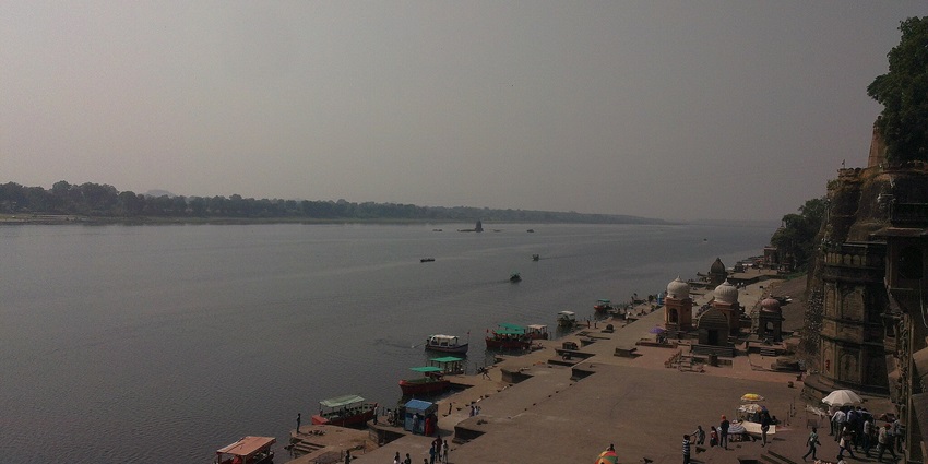 An image of the Narmada River which is the lifeline of Omkareshwar and a central attraction in the city.
