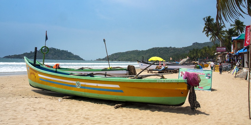 Boat tours are the best choice for tourists who do not want to get into the water.