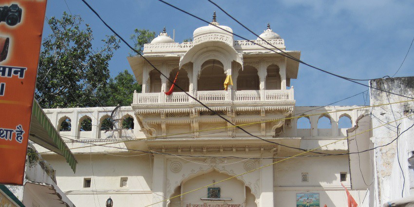 The entrance of the Brahma Temple, among famous places to visit in Pushkar at night.