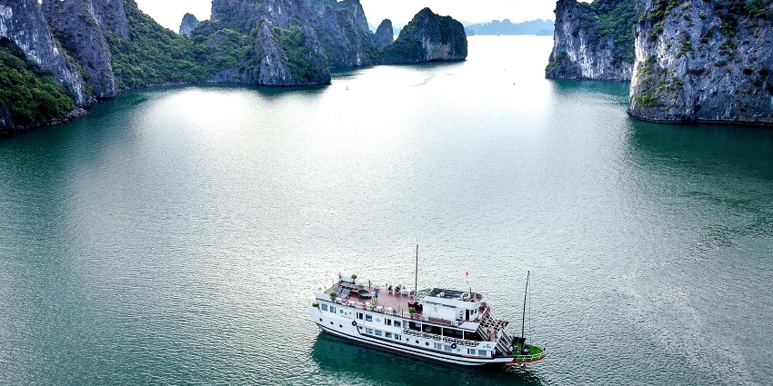 Partaking in the Brahmaputra River cruise is one of the best things to indulge in here.