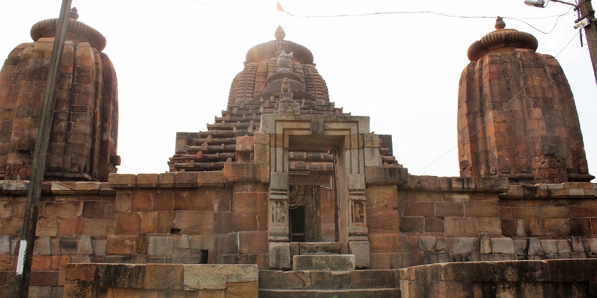Brahmeswara Temple’s walls are adorned with intricate carvings depicting gods.