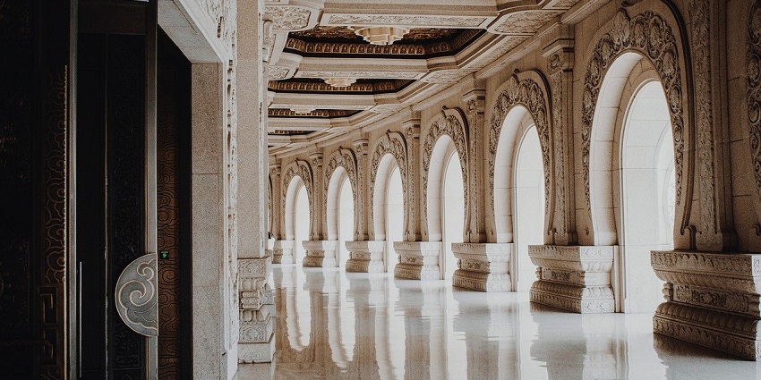 Elegant pathway inside the palace, reminiscent of the stunning Brijraj Bhawan Palace.