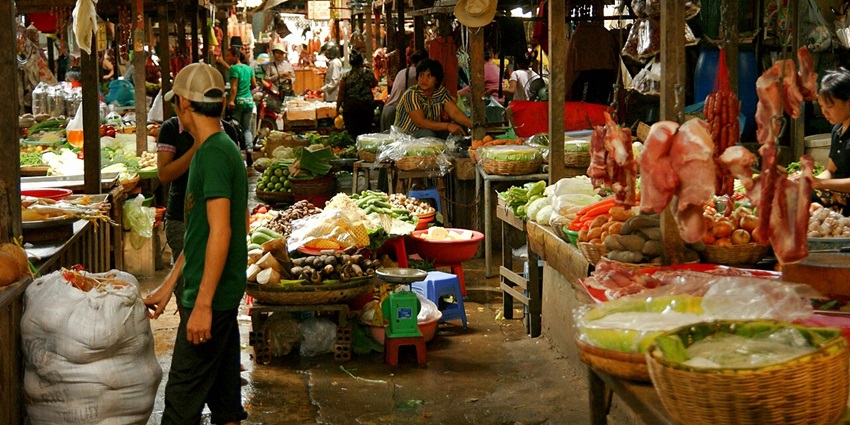 Stroll through the famous night market of the city for a lively evening and variety