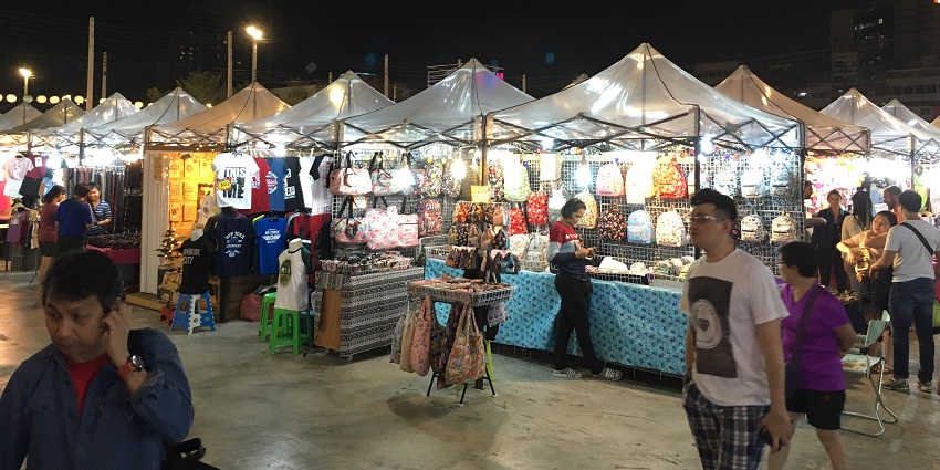 Bua Khao is ideal for couples who want to spend time in a quiet market with affordable options