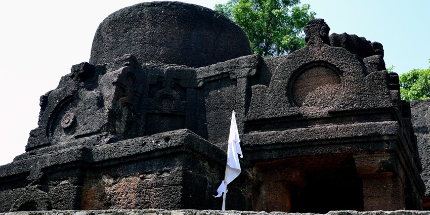 The Buddhist caves boast of Buddhist architecture in Rajasthan and are a scenic sight near the Kolvi Caves