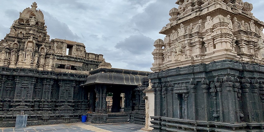 Bugga Ramalingeswara Swamy Temple features Dravidian architecture and is one of the Ananthapuram temples.