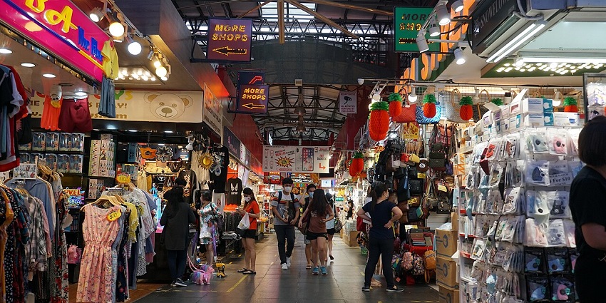 Bugis Street Market, an ideal location for cheap shopping bargains and best deals.
