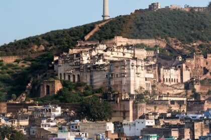 A panoramic view of Bundi city, overshadowed by Taragarh Fort.