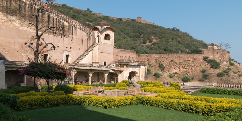 Image of the top view of Bundi Fort surrounded by lush green garden and ancient walls