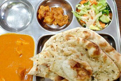 Butter Chicken is one of the most popular non veg street food in Delhi for foodies to try