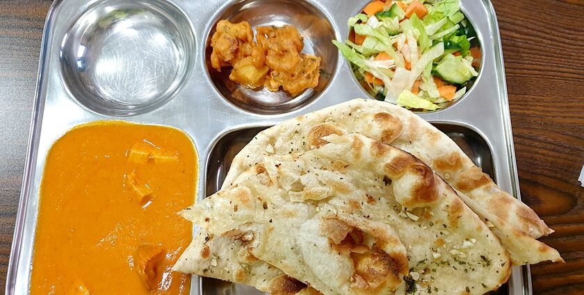 Butter Chicken is one of the most popular non veg street food in Delhi for foodies to try